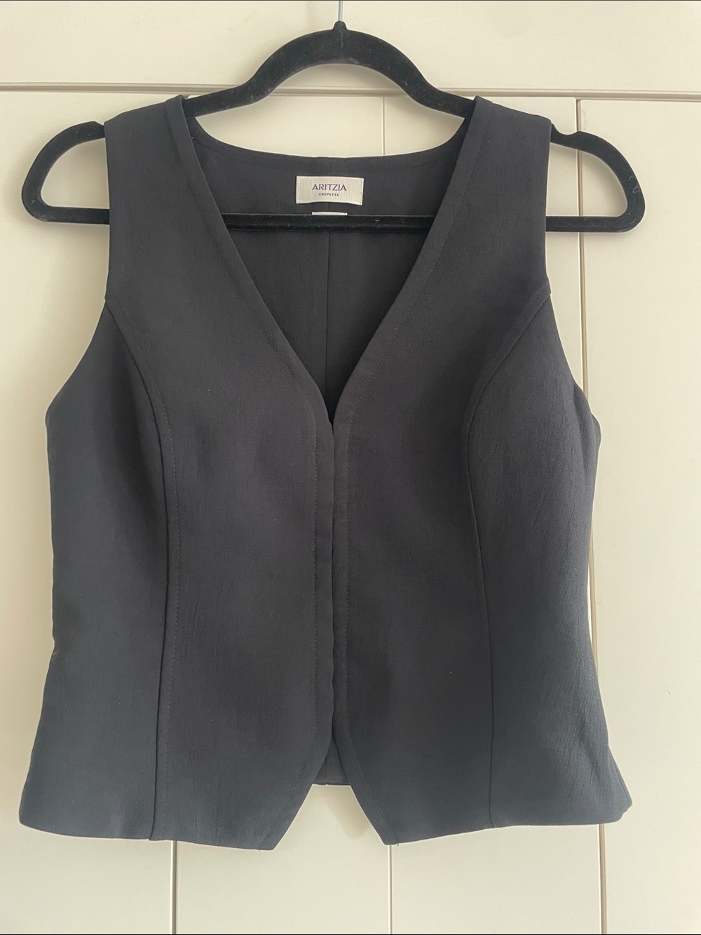 Aritzia Black Sleeveless V-Neck Tailored Vest Top sz 6